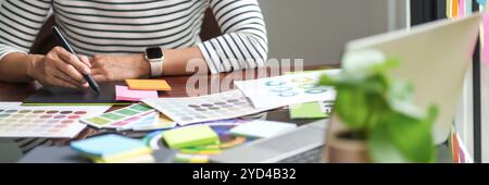 Startup Architect concepteur créatif travaillant avec de nouvelles idées de projet palette de couleurs au bureau. Banque D'Images