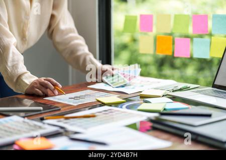 Startup Architect concepteur créatif travaillant avec de nouvelles idées de projet palette de couleurs au bureau. Banque D'Images