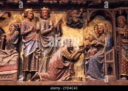 Adoration des Mages, frise sculptée et peinte à l'intérieur de la cathédrale notre-Dame de Paris, France Banque D'Images