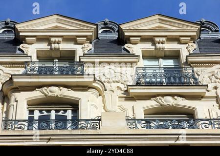 Façade d'un immeuble traditionnel de Paris, France Banque D'Images