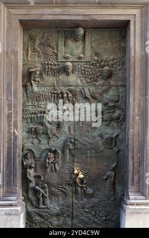 Porte de Bronze sur la cathédrale de St Nicolas à Ljubljana, Slovénie Banque D'Images