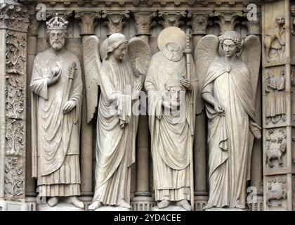 L'empereur Constantin, un ange, Saint Denis tenant la tête, et un autre ange, la cathédrale notre-Dame, portail central, Paris Banque D'Images