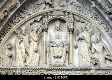 Vierge à l'enfant sur trône, cathédrale notre-Dame, portail de la Maison Anne, Paris Banque D'Images