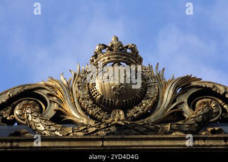 Détail de la porte d'or au palais de justice à Paris Banque D'Images