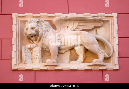 NOVIGRAD, CROATIE - SEPTEMBRE 29 : détail lion vénitien sur le mur de la maison historique à Novigrad, Croatie, le 29 septembre, Banque D'Images