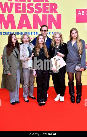 Didem Fidancan, Brigitte Liefers-Wähner, Lilly Liefers, Jan Josef Liefers, Anna Loos und Lola Liefers BEI der Premiere des Kinofilms Alter Weißer Mann im Zoo Palast. Berlin, 24.10.2024 *** Didem Fidancan, Brigitte Liefers Wähner, Lilly Liefers, Jan Josef Liefers, Anna Loos et Lola Liefers lors de la première du film Alter Weißer Mann au Zoo Palast Berlin, 24 10 2024 Foto:Xn.xKubelkax/xFuturexImagex mann berlin 4033 Banque D'Images