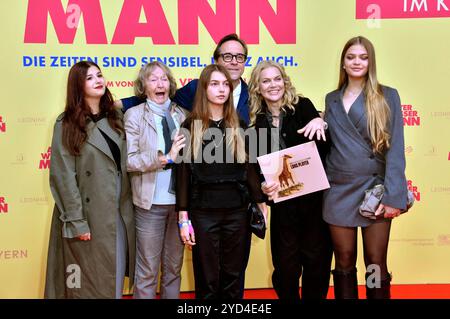 Didem Fidancan, Brigitte Liefers-Wähner, Lilly Liefers, Jan Josef Liefers, Anna Loos und Lola Liefers BEI der Premiere des Kinofilms Alter Weißer Mann im Zoo Palast. Berlin, 24.10.2024 *** Didem Fidancan, Brigitte Liefers Wähner, Lilly Liefers, Jan Josef Liefers, Anna Loos et Lola Liefers lors de la première du film Alter Weißer Mann au Zoo Palast Berlin, 24 10 2024 Foto:Xn.xKubelkax/xFuturexImagex mann berlin 4035 Banque D'Images