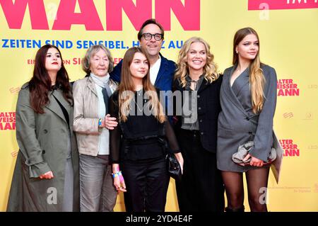 Didem Fidancan, Brigitte Liefers-Wähner, Lilly Liefers, Jan Josef Liefers, Anna Loos und Lola Liefers BEI der Premiere des Kinofilms Alter Weißer Mann im Zoo Palast. Berlin, 24.10.2024 *** Didem Fidancan, Brigitte Liefers Wähner, Lilly Liefers, Jan Josef Liefers, Anna Loos et Lola Liefers lors de la première du film Alter Weißer Mann au Zoo Palast Berlin, 24 10 2024 Foto:Xn.xKubelkax/xFuturexImagex mann berlin 4037 Banque D'Images
