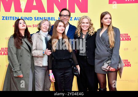 Didem Fidancan, Brigitte Liefers-Wähner, Lilly Liefers, Jan Josef Liefers, Anna Loos und Lola Liefers BEI der Premiere des Kinofilms Alter Weißer Mann im Zoo Palast. Berlin, 24.10.2024 *** Didem Fidancan, Brigitte Liefers Wähner, Lilly Liefers, Jan Josef Liefers, Anna Loos et Lola Liefers lors de la première du film Alter Weißer Mann au Zoo Palast Berlin, 24 10 2024 Foto:Xn.xKubelkax/xFuturexImagex mann berlin 4036 Banque D'Images