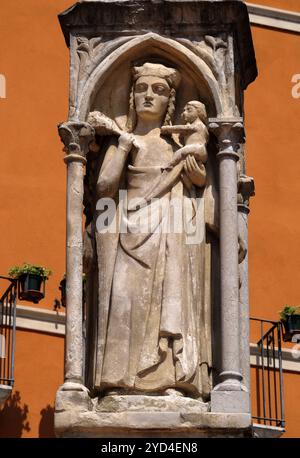 Vierge Marie avec l'enfant Jésus, statue sur la colonne du xve siècle sur la Piazza Bra à Vérone, Italie Banque D'Images