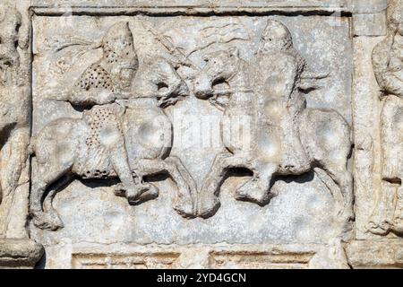 Sautoir cheval avec lance et bouclier, cité médiévale relief sur la façade de la Basilique de San Zeno à Vérone, Italie Banque D'Images