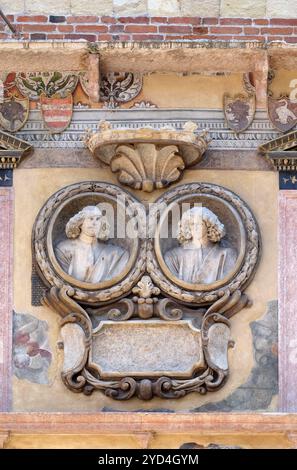 Bass relief sur le mur du Palazzo Ragione sur la Piazza dei Signori à Vérone, Italie Banque D'Images