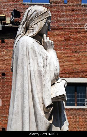 Statue de Dante Alighieri à Piazza dei Signori à Vérone, Italie Banque D'Images