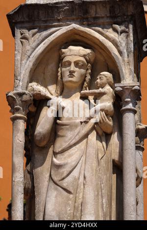 Vierge Marie avec l'enfant Jésus, statue sur la colonne du xve siècle sur la Piazza Bra à Vérone, Italie Banque D'Images