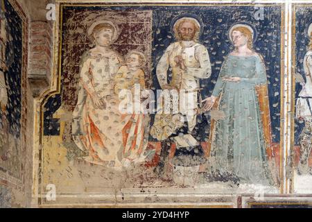 Vierge et enfant intronisés, Saints George, Catherine et un chevalier adorateur, fresque dans l'église de San Pietro Martire en Ver Banque D'Images