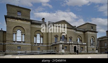 North front of Holkham Hall, Wells-next-the-Sea, North Norfolk, Norfolk, Angleterre, ROYAUME-UNI Banque D'Images