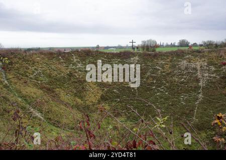 Croix du souvenir sur le bord de la Lochnagar Crater, causé par la plus grande explosion de la Première Guerre mondiale, la Boisselle, La Boisselle, France Banque D'Images