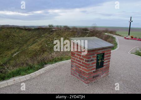 Croix du souvenir sur le bord de la Lochnagar Crater, causé par la plus grande explosion de la Première Guerre mondiale, la Boisselle, La Boisselle, France Banque D'Images