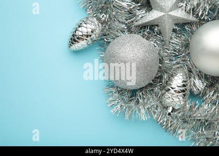 Jouets de Noël argentés sur fond bleu. Espace pour le texte. Bonne année Banque D'Images