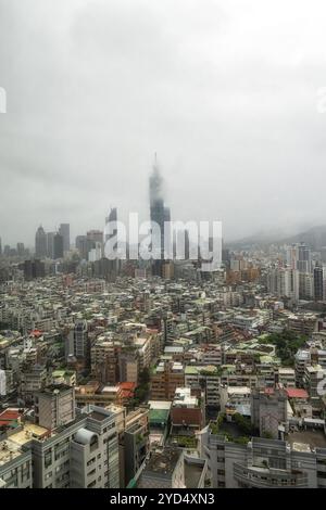 Vue de Taipei 101 un monument emblématique de Taipei, Taiwan. Pris pendant un jour de pluie Banque D'Images