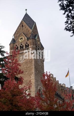 Coblence Allemagne 6 octobre 2024. Tour de l'horloge du bâtiment du gouvernement prussien de Preußisches Regierungsgebäude. Maintenant le siège de la Bundesamt für Ausrüstung, Informationstechnik und Nutzung der Bundeswehr BAAINBw Office fédéral de l'équipement de la Bundeswehr, de la technologie de l'information et du soutien en service Banque D'Images