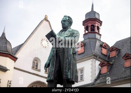 Coblence Allemagne 6 octobre 2024. Johannes-Müller-Denkmal Mémorial Johannes Muller sur Jesuitenplatz. Dédié à Johannes Peter Müller, physiologiste allemand, anatomiste comparatif, ichtyologiste et herpétologue. Banque D'Images