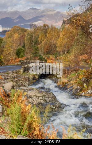 Ashness Bridge en automne, entourée de forêts colorées et d’un paysage classique du Lake District près de Derwent Water, Cumbria, Angleterre. Banque D'Images