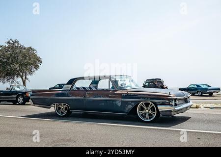 Gulfport, MS - 04 octobre 2023 : vue latérale grand angle d'un toit rigide Mercury Monterey 2 portes 1961 lors d'un salon automobile local. Banque D'Images