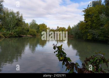 Vue sur le fleuve Rio Ebro dans la ville d'Aranjuez en Espagne en automne Banque D'Images