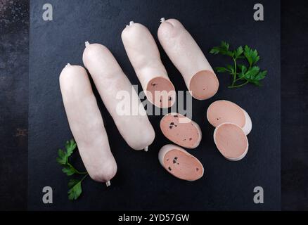 Saucisse traditionnelle allemande de foie de veau avec pain fermier offert comme vue de dessus sur un tableau noir avec espace texte Banque D'Images