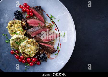 Selle traditionnelle de filet de venaison rôti avec boulettes de pain du Tyrol du Sud Banque D'Images