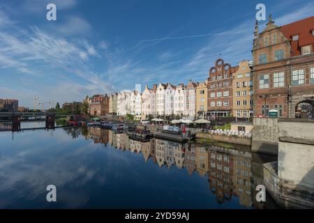 Gdansk, Pologne - 17 août 2024 : pittoresque remblai de la vieille ville en été Banque D'Images