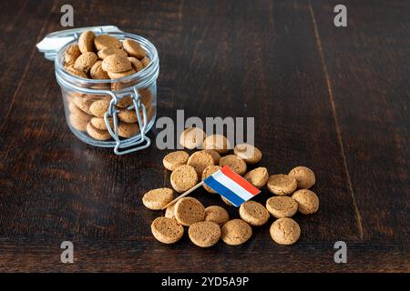 Kruidnoten avec drapeau hollandais sur table en bois, biscuit hollandais typique fait de spécules et traditionnellement associé à Sinterklaas Banque D'Images