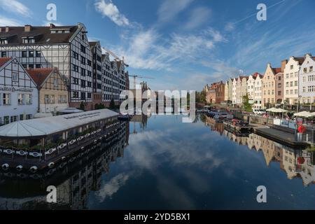 Gdansk, Pologne - 17 août 2024 : pittoresque remblai de la vieille ville en été Banque D'Images