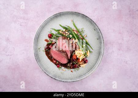 Selle traditionnellement rôtie de filet de venaison avec spaetzle Banque D'Images