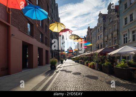 Gdansk, Pologne - 17 août 2024 : la rue décorée de parapluies colorés dans la vieille ville Banque D'Images