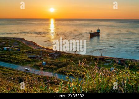 Beau coucher de soleil sur la mer avec navire pétrolier échoué au premier plan. Nevelsk, île de Sakhaline, Russie Banque D'Images