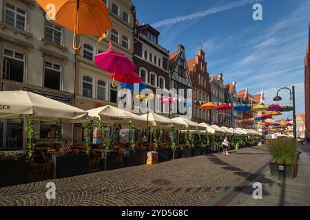 Gdansk, Pologne - 17 août 2024 : la rue décorée de parapluies colorés dans la vieille ville Banque D'Images