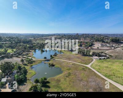 Vue aérienne sur le paysage verdoyant de la vallée de Rancho Santa Fe à San Diego Banque D'Images