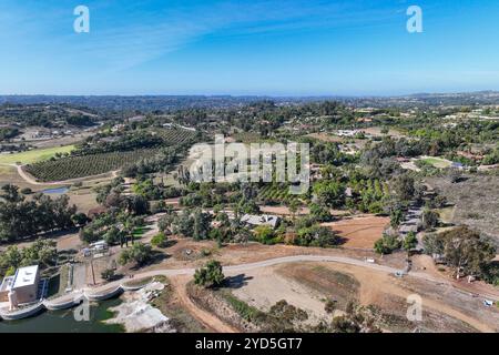 Vue aérienne sur le paysage verdoyant de la vallée de Rancho Santa Fe à San Diego Banque D'Images