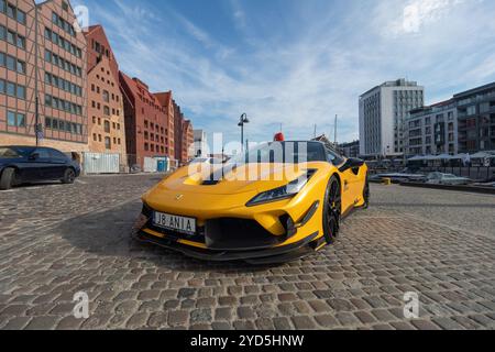 Gdansk, Pologne - 17 août 2024 : voiture de sport Ferrari jaune dans les rues de Gdansk Banque D'Images