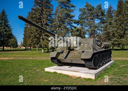 Su-100 chasseur de chars soviétiques, Musée d'histoire militaire en plein air à Svidnik, région de Prešov, Slovaquie Banque D'Images