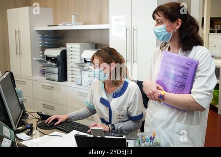 Laboratoire d'analyses médicales. Secrétaire médical et technicien de laboratoire d'analyse. Banque D'Images