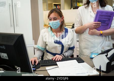 Laboratoire d'analyses médicales. Secrétaire médical et technicien de laboratoire d'analyse. Banque D'Images