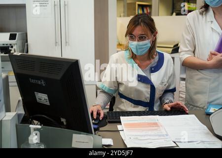 Laboratoire d'analyses médicales. Secrétaire médical et technicien de laboratoire d'analyse. Banque D'Images