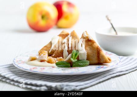 Crêpes fines aux pommes et à la cannelle. Banque D'Images