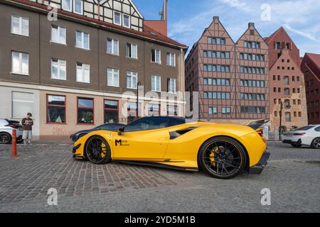 Gdansk, Pologne - 17 août 2024 : voiture de sport Ferrari jaune dans les rues de Gdansk Banque D'Images