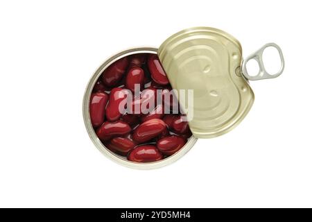 Haricots rouges, dans une boîte ouverte. Haricots communs cuits et en conserve isolés sur fond blanc Banque D'Images