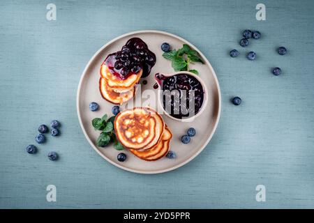 Crêpes américaines traditionnelles avec fruits de myrtille et confiture servis comme vue de dessus sur une assiette au design nordique Banque D'Images