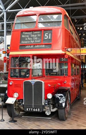 Red London bus a 1950 AEC Regent MkIII RT bus à impériale dans le hall principal Beaulieu National Motor Museum à Beaulieu Hampshire Angleterre Royaume-Uni GB Europe Banque D'Images